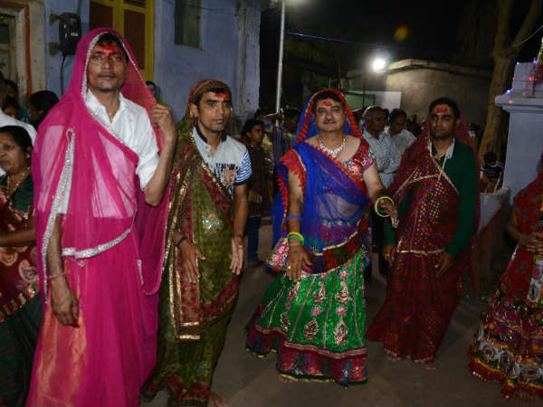 માનતા માટે બન્યા સ્ત્રી