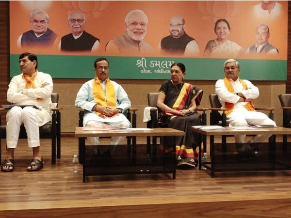 આનંદી બહેને સ્થાનિક સ્વરાજની ચૂંટણી અંગે બેઠક યોજી
