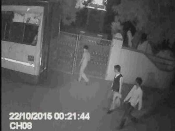 અજાણ્યા શખ્સોએ લગાવી એસટી બસને આગ