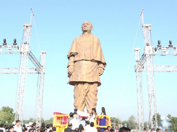 આનંદીબેને, સરદાર પટેલની 30 ફૂટની પ્રતિમાનું કર્યું અનાવરણ