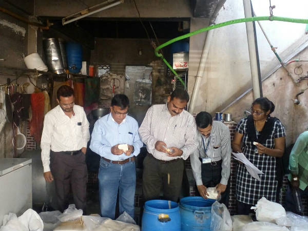 રાજકોટની અમૃત ડેરી પર પડ્યા દરોડો, મોટા જથ્થો કરાયો નાશ