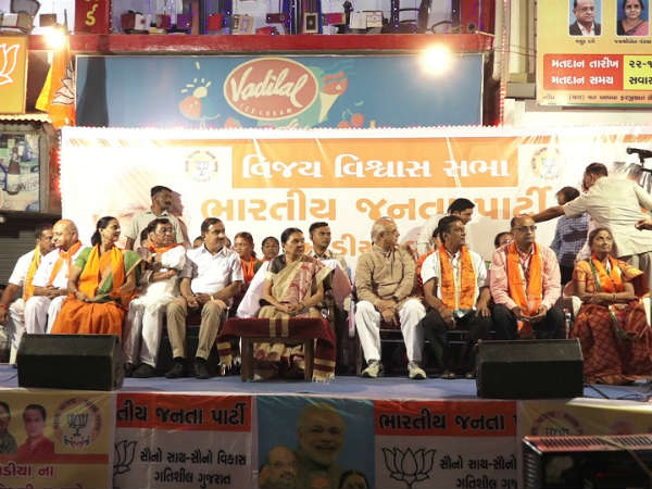 આનંદીબેને ઉમેદવારોને જનસંપર્ક વધારવાની આપી સલાહ