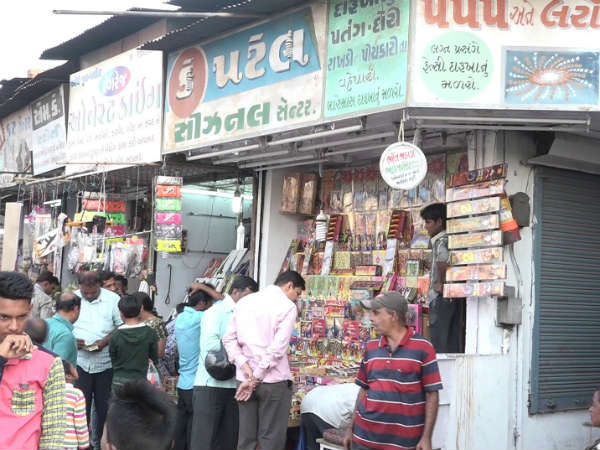 મોંધવારી છતાં ફટાકડાનું ધૂમ વેચાણ