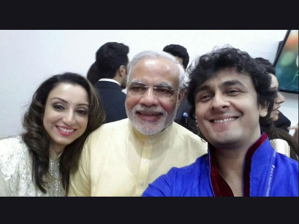 ગાયક મધુરિમા અને સોનુ નિગમની સાથે પીએમ મોદી