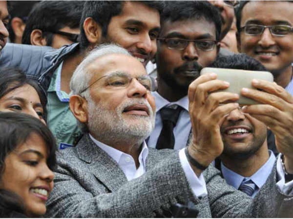 સમર્થકોની પાસે પીએમ મોદી
