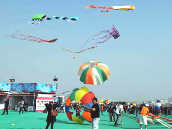 સામેના ધાબાવાળાના આધારે ગીતો