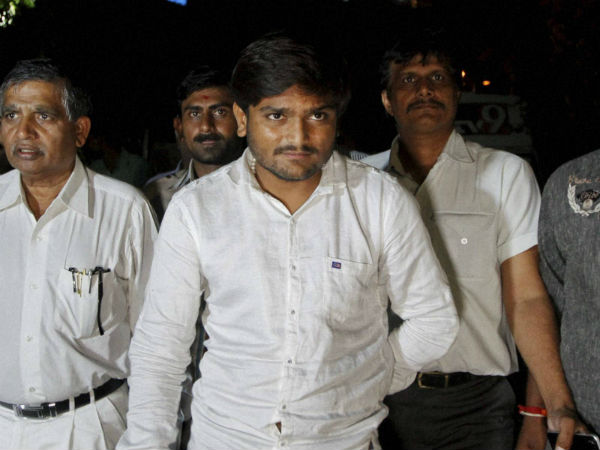 કેમ બસોને આગ લગાવાઇ?