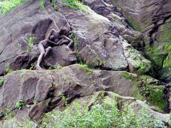 મોડેલ્સ પર પેન્ટ અને માટીનો ઉપયોગ