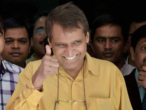 સ્ટેશન પર બેબી ફૂડ ને ડાયપર