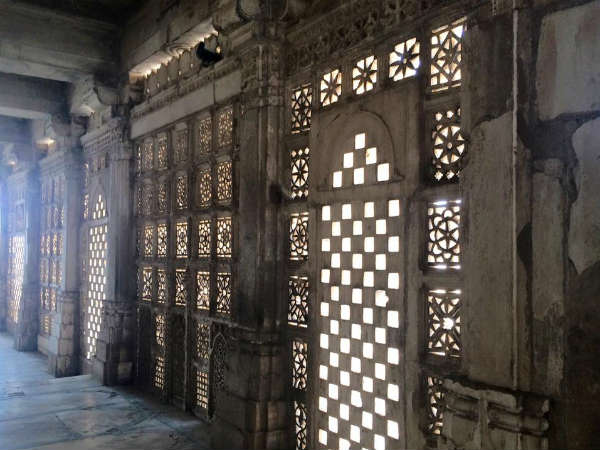 સ્થાપ્તયની દ્રષ્ટિએ બેનમૂન