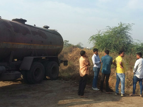 સુરતમાં કેમિકલ વેસ્ટથી ભરેલું ટેન્કર ઠાલવતા શખ્સોને સ્થાનિકોએ ઝડપ્યા