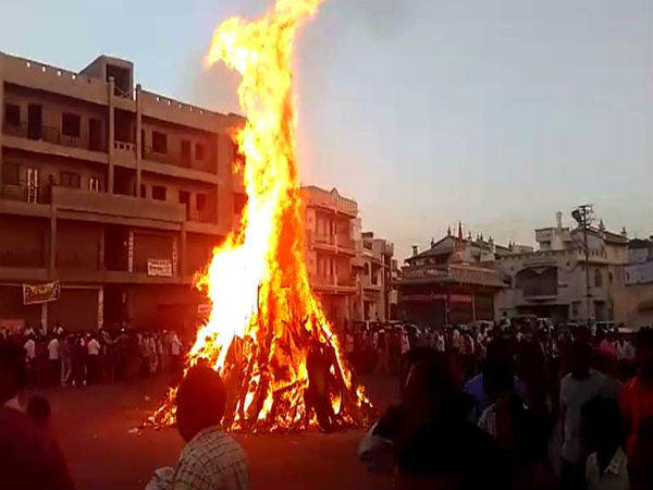 મોડાસામાં કરવામાં આવી અશ્લીલ પોસ્ટરની હોળી