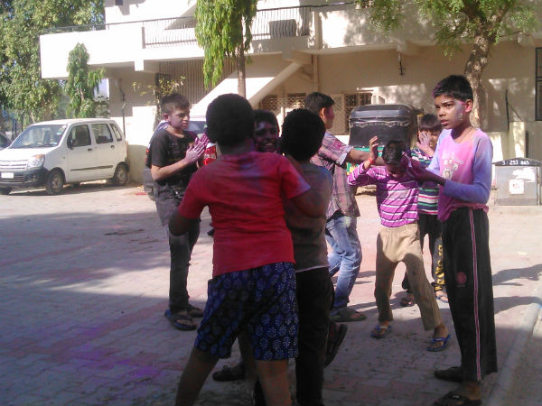 બાળકો મન ભરીને માણી હોળી