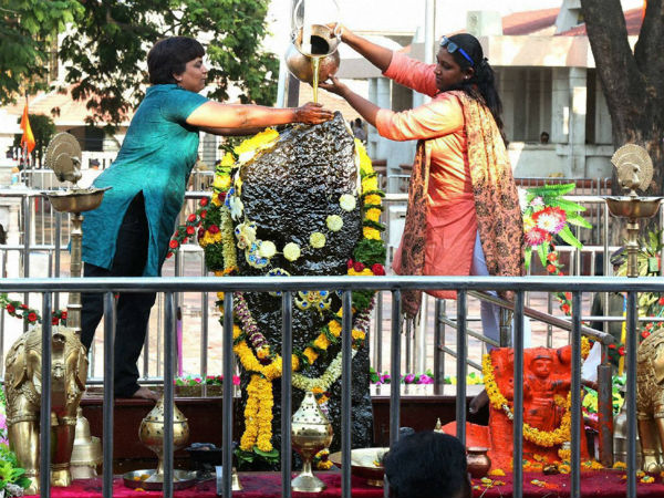 #ShaniShingnapur 400 વર્ષ જૂની પરંપરા તૂટી, મહિલાએ કરી પૂજા