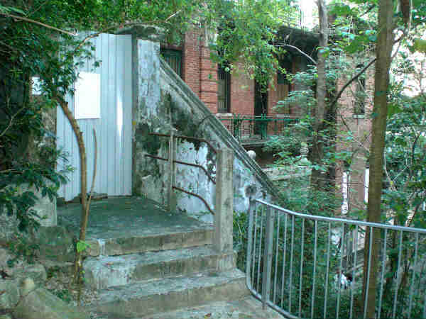 ભૂતિયા બંગલામાં