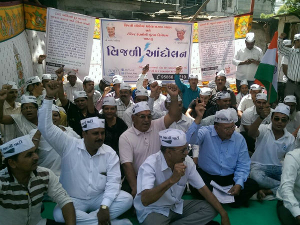 સુરતમાં વીજ કંપનીઓની લૂંટ સામે 'આપ'ના ધરણા