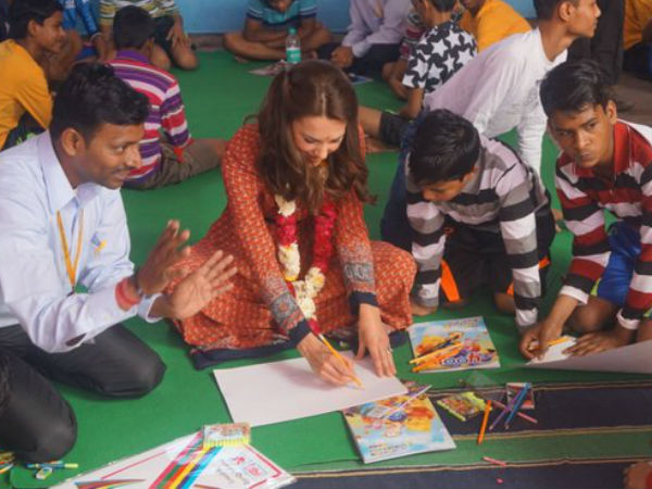બાળકો સાથે કેટ ચિત્ર દોરવા બેઠી
