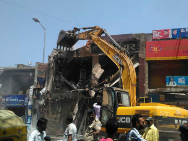 અમદાવાદમાં દબાણ હટાવા જતા જિંદગીઓ હણાઇ ગઇ