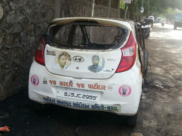 સુરતમાં હાર્દિકના ફોટાવાળી કાર સળગાવાઈ
