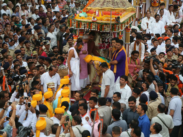 આનંદી બેન કરી પહિંદ વિધી