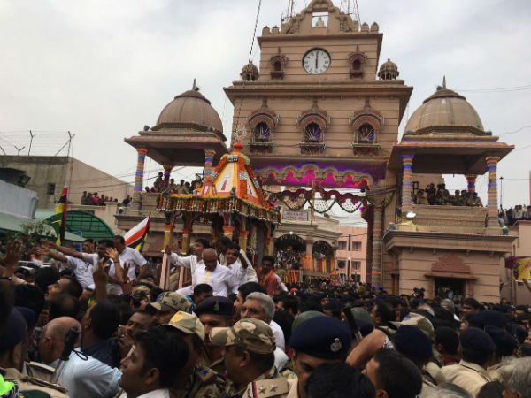 સેલ્ફીમાં ભગવાન