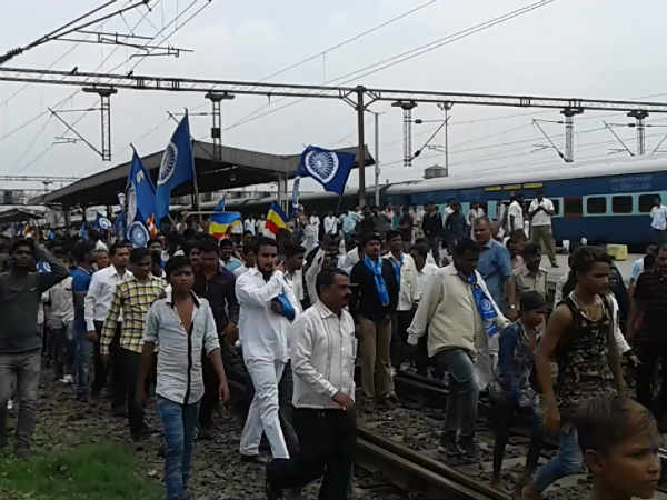 સુરતમાં ટ્રેન રોકી કર્યો વિરોધ