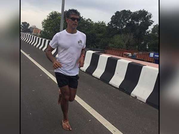 ખુલ્લા પગે મિલિંદ સોમન દોડી રહ્યો છે અમદવાદના રસ્તા પર!