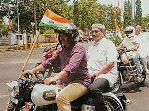 તિરંગા યાત્રામાં હેલમેટ વગર ફરતા જોવા મળ્યા મનોહર પાર્રિકર