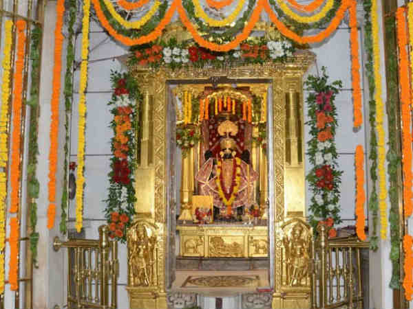 શામળાજી ખાતે કાળિયા ઠાકરના મંદિરને ફૂલોના શણગાર