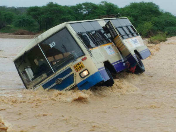 કચ્છમાં બસ તણાઇ