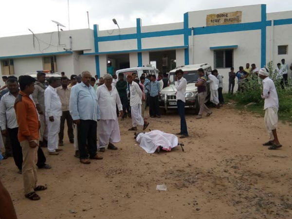 ભાભરમાં પોલિસ અને બૂટલેગરના પૂતળા બાળ્યા