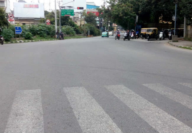 નો ટ્રાફિક...સડસડાટ બાઇકની મજા