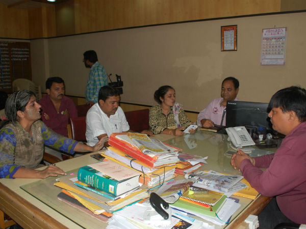 કાદવ કીચડ વાળા કોર્પોરેટર કમિશ્નરને મળ્યા