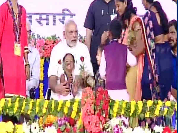 બાળકો સાથે મોદી