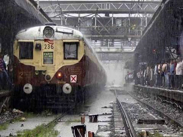 ભારે વરસાદથી મુંબઈની 4 ટ્રેન રદ