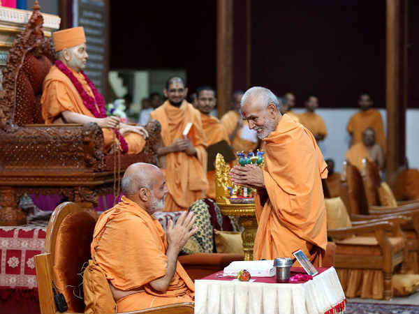 કોણે આપી દિક્ષા?