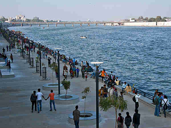 અમદાવાદઃ યુવકે સાબરમતીમાં ઝંપલાવ્યું