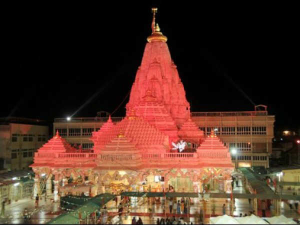 અંબાજીના ચાચર ચોકમાં ગરબો હેલે ચઢ્યો