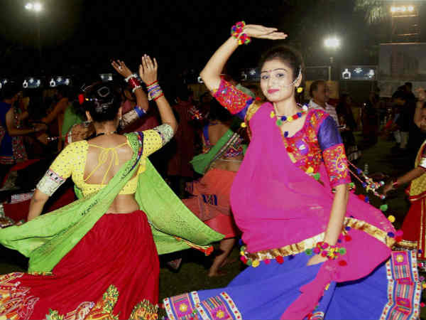 વરસાદની હેલી વચ્ચે પણ સુરતીઓ રમ્યા ગરબા