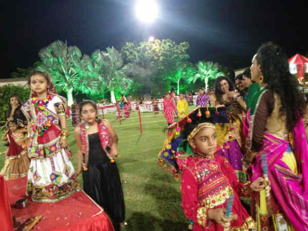 છત્રી સાથે ગરબા