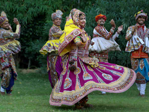 અંબા આવો તો રમીએ