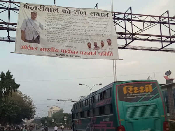 સુરતમાં કેજરીવાલ વિરૂદ્ધ લાગ્યા પોસ્ટર