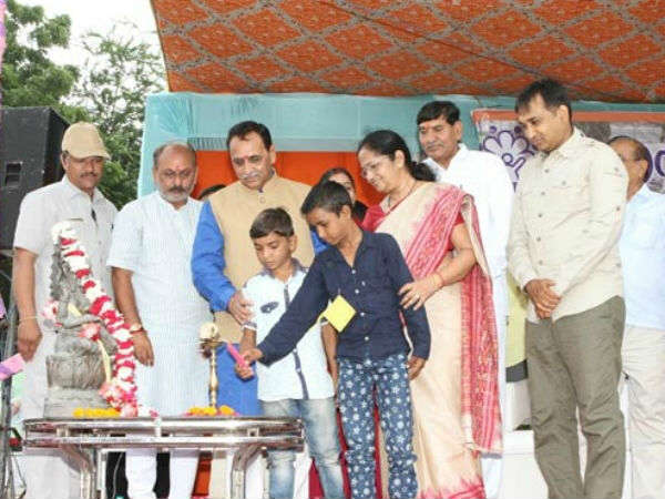 બાળકો સાથે રુપાણીએ ઉજવ્યો દીકરાનો બર્થડે
