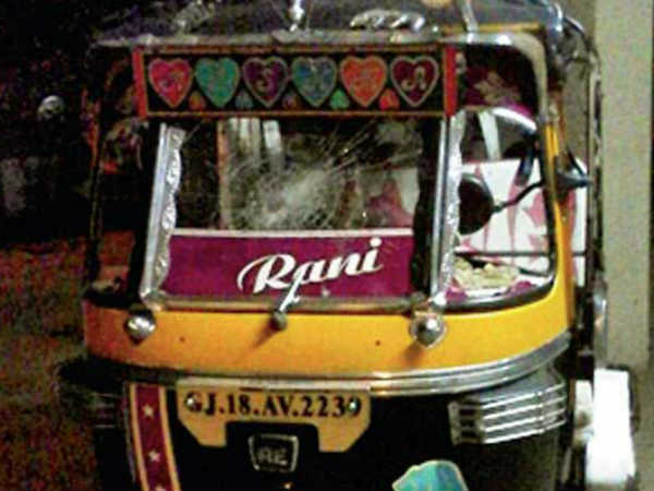 છેડતી કરતા કિશોરી રિક્ષામાંથી કૂદી