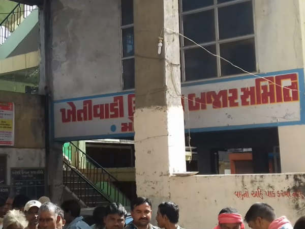 મોડાસા માર્કેટ યાર્ડમાં ખેડૂતો કર્યો વિરોધ