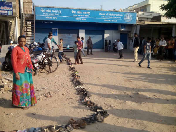 મહેસાણામાં બેંક બહાર માણસોના બદલે ચંપલો