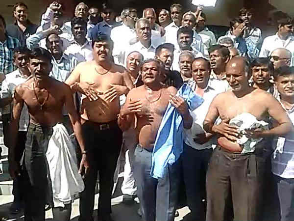 અમરેલીમાં ખેડૂતોએ કર્યો અર્ધનગ્ન વિરોધ
