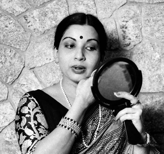 અગણિત સાડીઓ અને ચંપલ