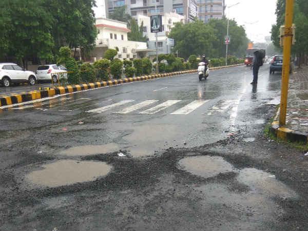 ઠેર ઠેર ખાડાને ગંદકી