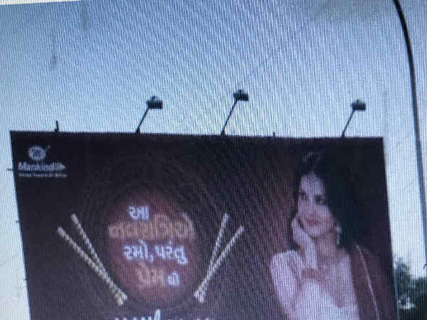 સોશિયલ મીડિયા પર પોસ્ટરનો વિરોધ